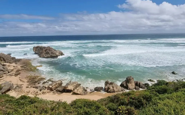 Beach House with DSTV & WIFI & basic housekeeping