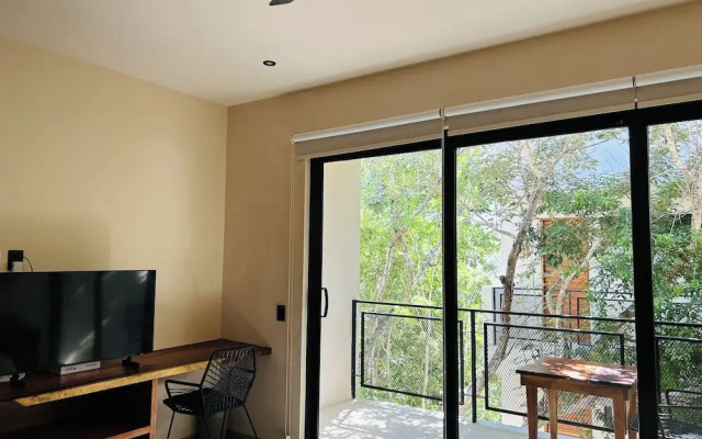 Jungle  Studio Balcony & Hammock S19