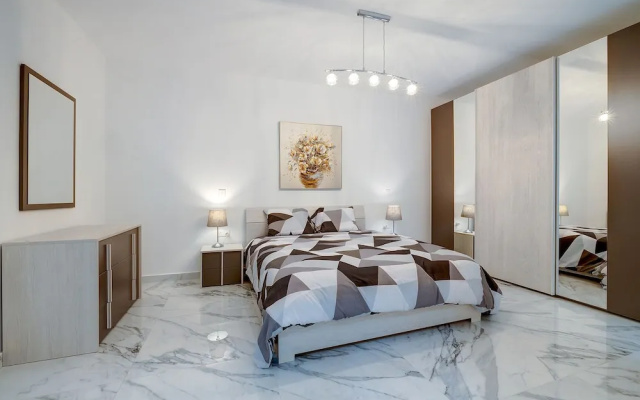 Cosy Apartment Steps to St George's Bay