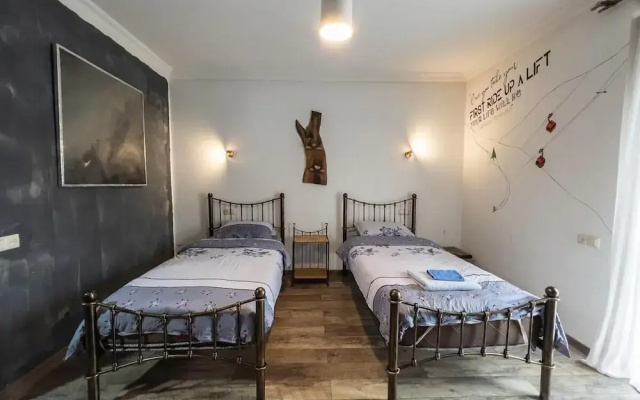 Korte Hotel Sleeps 14 With Courtyard