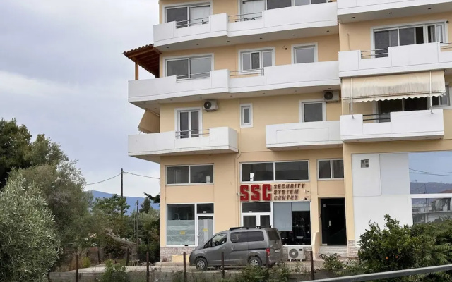 VerGian Brand New Apt at Agioi Theodoroi