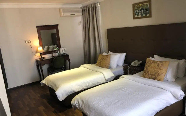 Gondola Hotel & Suites