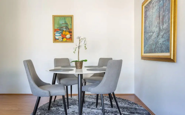 Unit With Balcony, Backyard and Parking Near Shops