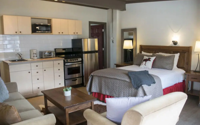 Yamnuska Suites
