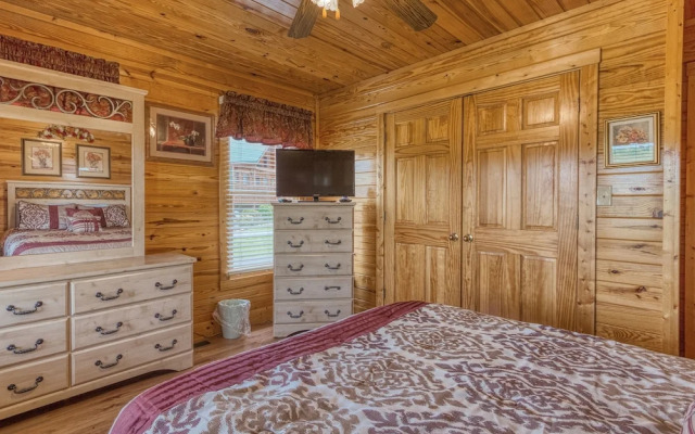 Mountain Breeze 5 Bedrooms 3 Bathrooms Cabin