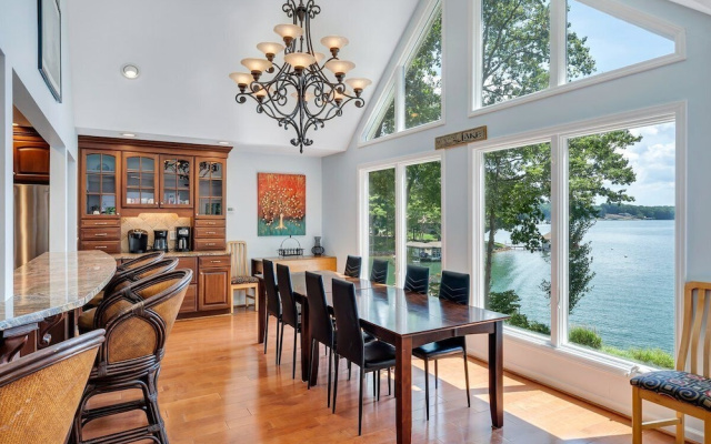 Pappy's Place - Lakefront Home With Private Dock