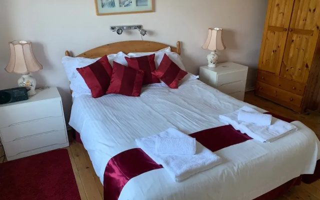 House - Sleeps 8, Close to Beach & Free Parking