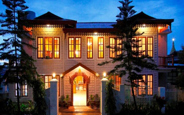 Golden Empress Hotel вид на фасад