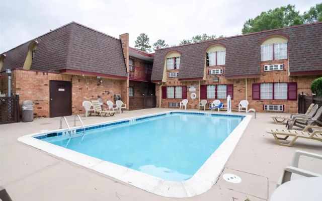 Econo Lodge Colonial