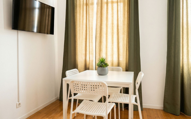Lovely 2BR Near Belvedere Palace