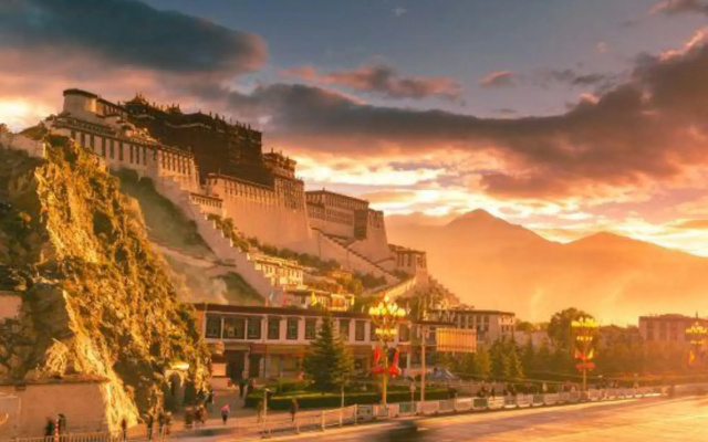 Hongshan Oxygen Fuyuan Hotel (Potala Palace Plaza)