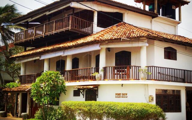 Отель Fort Dew Guest House вид на фасад