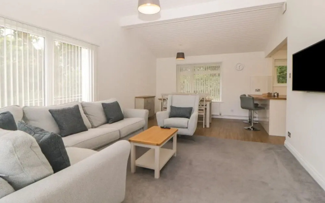 Harcombe House Bungalow 12