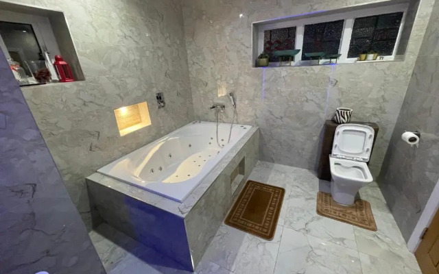 1 Bed Flat - Sleeps 2 - Hot Tub - Parking - Wifi