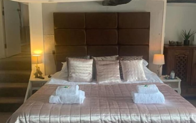 The Red Lion & Cellar Room
