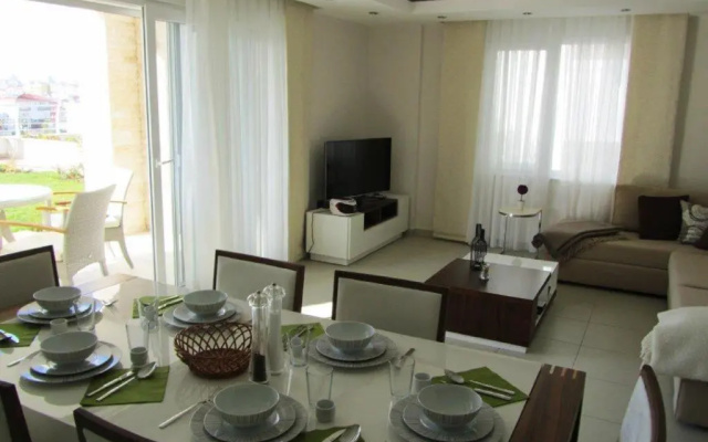 Beautiful Home In Gated Side Hill community