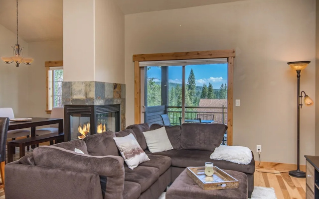 Truckee Townhouse Walk Everywhere by RedAwning