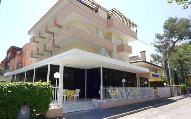 Hotel Pigalle Риччоне вид на фасад