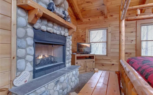 Bear Paws - Two Bedroom Cabin