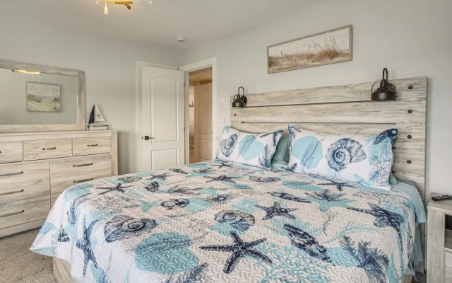 Waterfront PNW Escape w/ Deck & Beach Access!