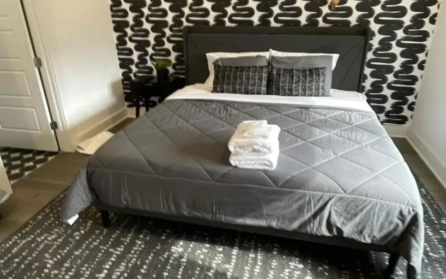 Spacious 4BR Minutes From Broadway- Sleeps 14