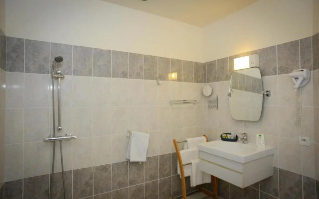 Brit Hotel Le Cygne