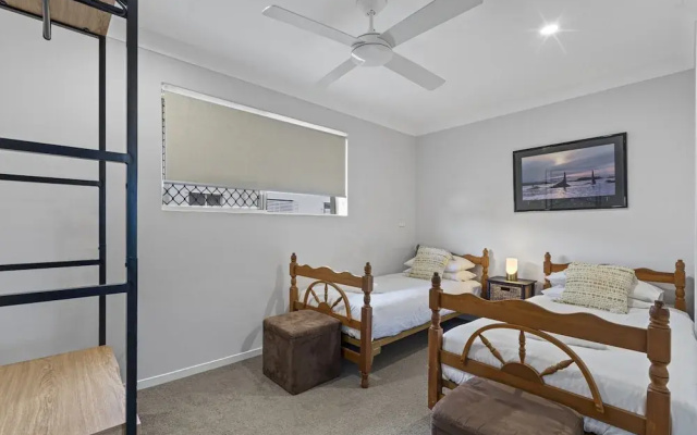 Charming 3-bed Apartment Near Local Shops