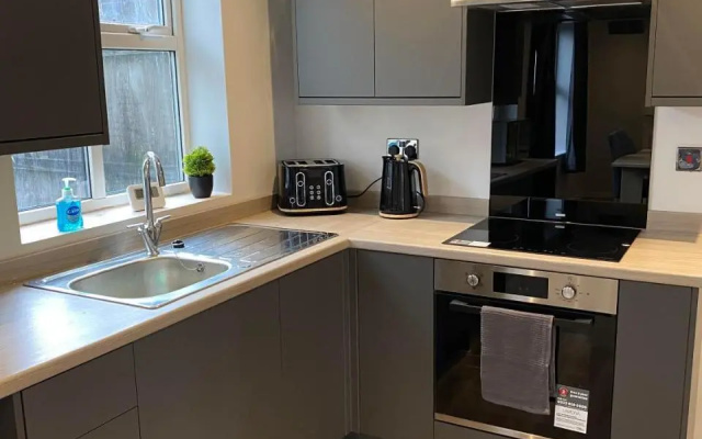 Spacious & Modern 3 Bed House