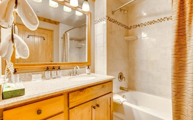 Spacious 1br -river Run Village-hot Tub & Kids Ski Free 1 Bedroom Condo by RedAwning