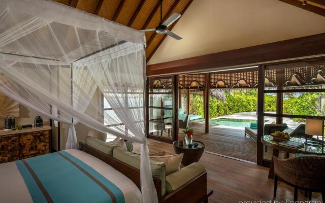 Отель Four Seasons Resort Maldives at Kuda Huraa комната для гостей
