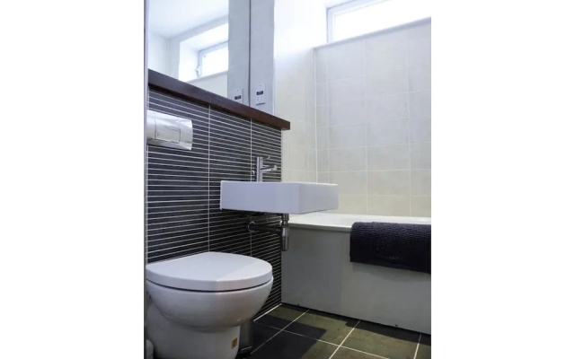 Spacious 2BR Central Glasgow Flat for 4