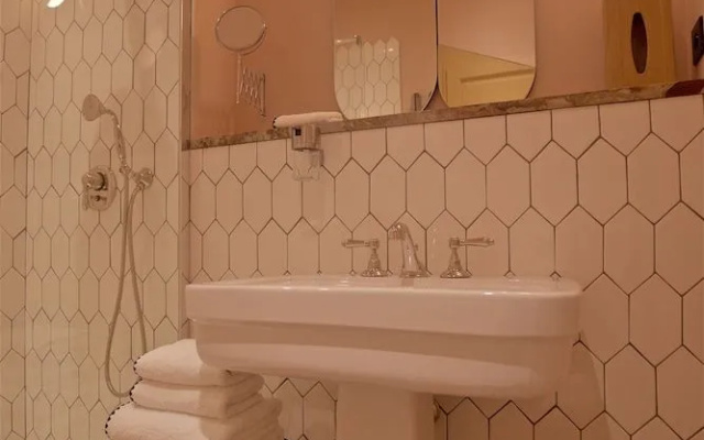 Le Petit Hotel
