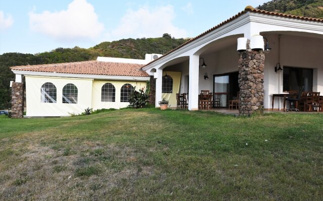 Hotel La Fattoria Кастельсардо вид на фасад
