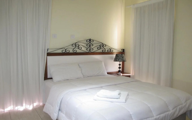 Mackenzie Beach Hotel & Apartments