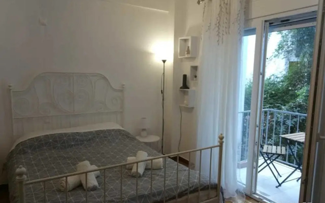 Modern ideally located studio apartment