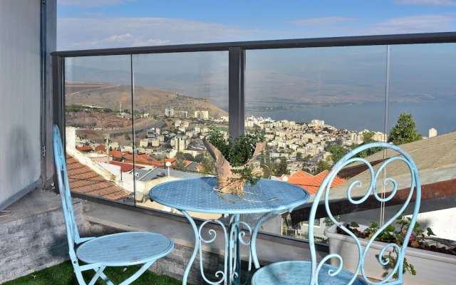 Luxury Suite with Jaccuzzi & Pool
