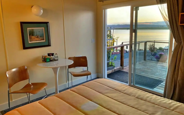 Wheeler on the Bay Lodge & Marina