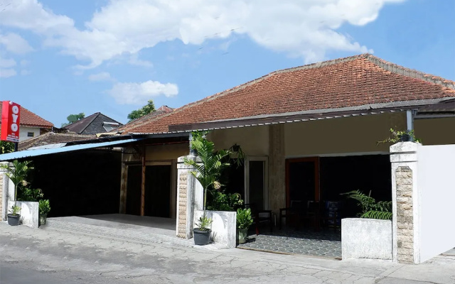 Hotel Pura Puspa Rosa by OYO Rooms