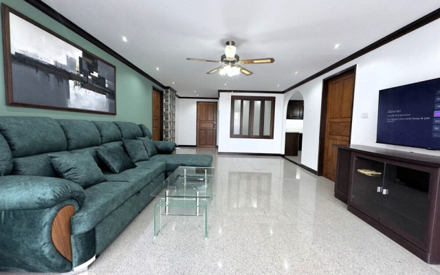 Spacious 2BR Condo - 3 Balconies & Green Views