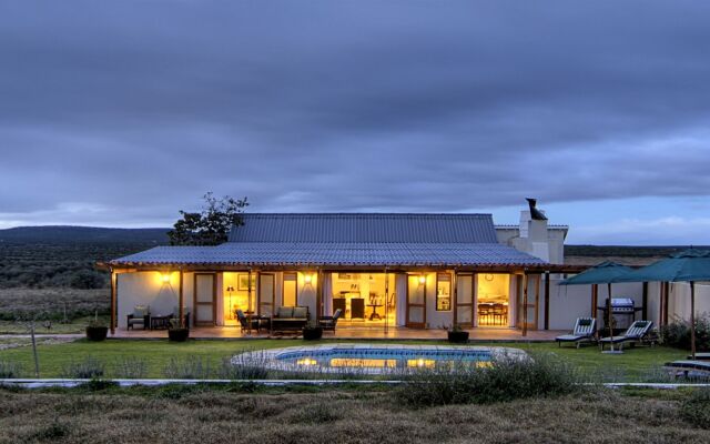 Отель River Bend Lodge вид на фасад