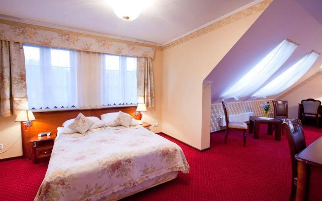 Hotel Dworek Tryumf Dąbrowscy Spółka Jawna