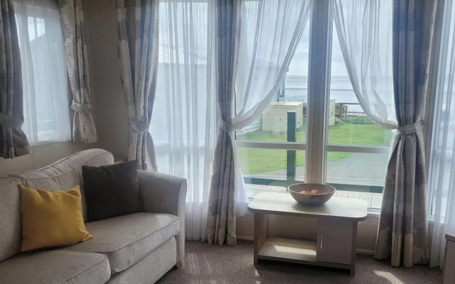 Beachside Lodge - Sleeps 6 - Pets ok - Plus Parking