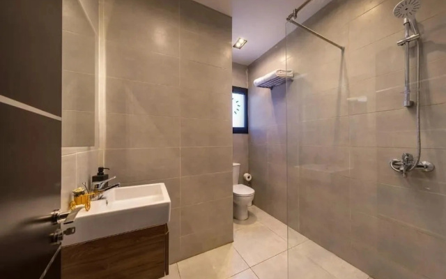 Отель Travelholic Residence Golden Gates