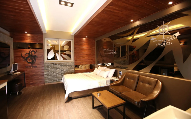 Hotel Yolo