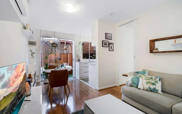 Snug St Kilda Apartment With Private Courtyard