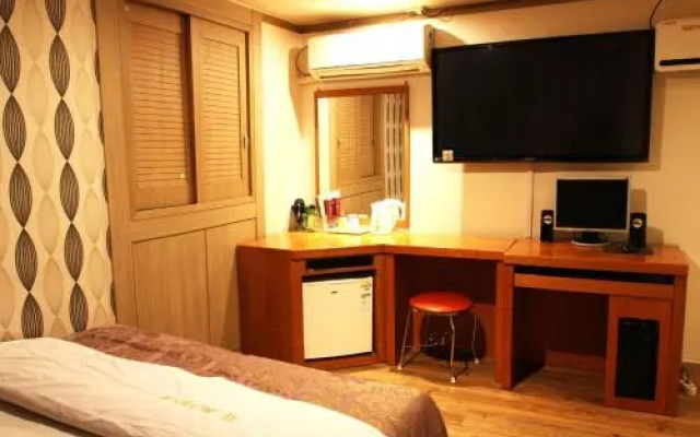 Q Motel
