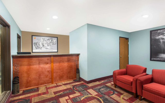 Super 8 by Wyndham Eau Claire I-94