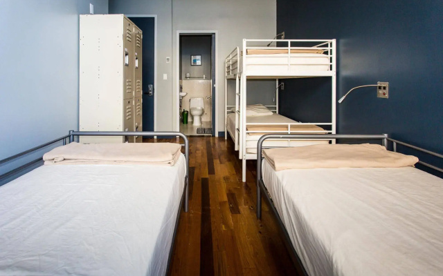 Q4 Hotel & Hostel
