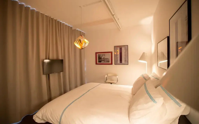 Apartment Wake up in Art