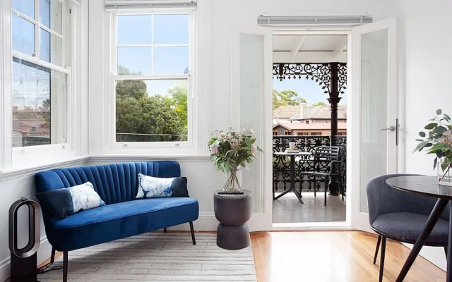 Beautiful Studio in Heritage Building With Balcony